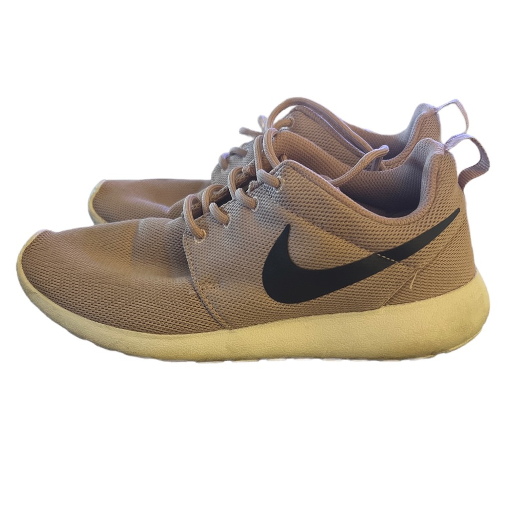 Woman’s Nike roshe mauve size 8